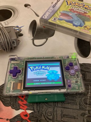 Nintendo Game Boy Advance y Pokémon Hoja Verde