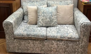 Conjunto de Comedor mesa sillas sofá cama vitrina