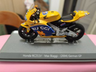 Modellino Honda RC211V Max Biaggi 2004