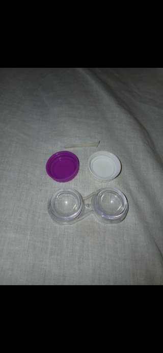 Estuche de lentillas morado y blanco