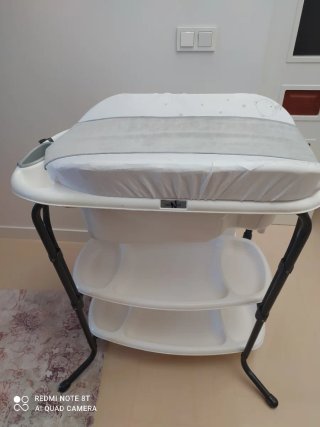 Cambiador con bañera para bebé