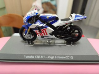 Modellino Yamaha YZR-M1 Jorge Lorenzo 2010