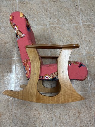 Mecedora infantil de madera con estampado