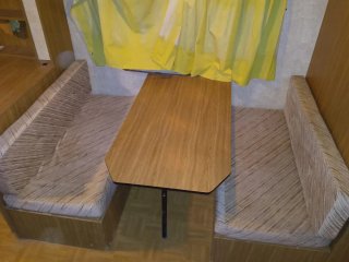 Sofá y mesa para caravana