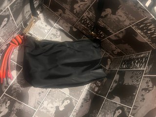 Bolso Negro con Detalle de Borla