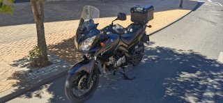Moto Suzuki Negra