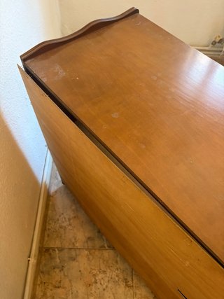 Mueble TV de madera con ruedas