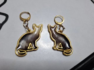 Pendientes gato negro/blanco borde dorado