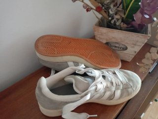 Adidas Campus Grises y Blancas Talla 43.5