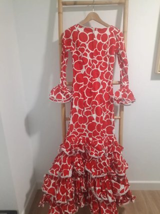 Traje de flamenca rojo y blanco