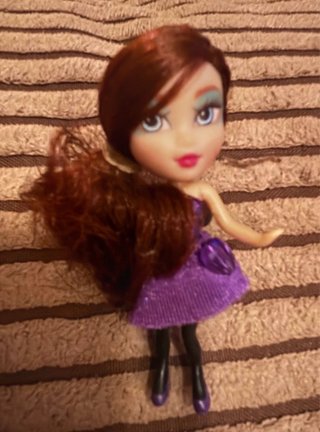 Muñeca pequeña con vestido morado