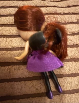 Muñeca pequeña con vestido morado