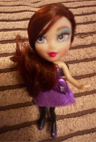 Muñeca pequeña con vestido morado