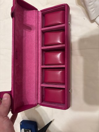 Caja Porta Relojes de Piel Rosa y vacía bolsillos