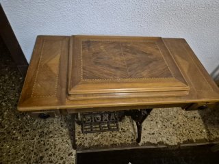 Máquina de Coser Sigma Antigua con Mueble