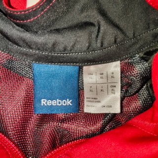 Chaqueta deportiva Reebok roja y negra
