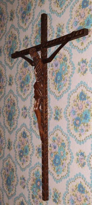 Crucifijo de madera tallada