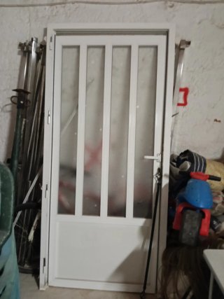 Puerta de Aluminio Blanca con Cristales