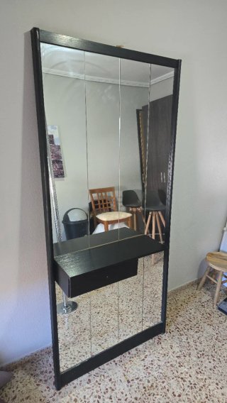 Recibidor negro con espejo