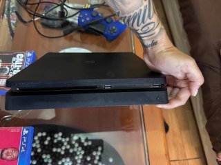 PlayStation 4 Slim con 2 mandos y 2 juegos