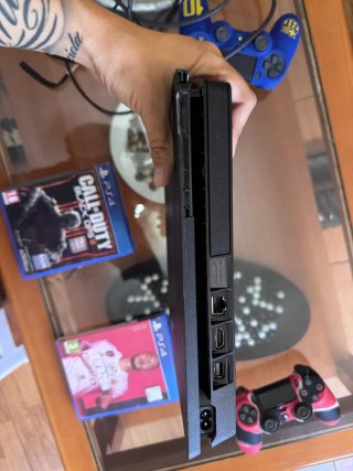 PlayStation 4 Slim con 2 mandos y 2 juegos