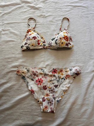 Bikini blanco floral con volantes