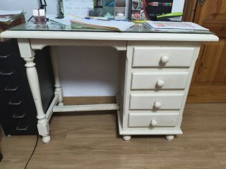 Escritorio de madera y cristal