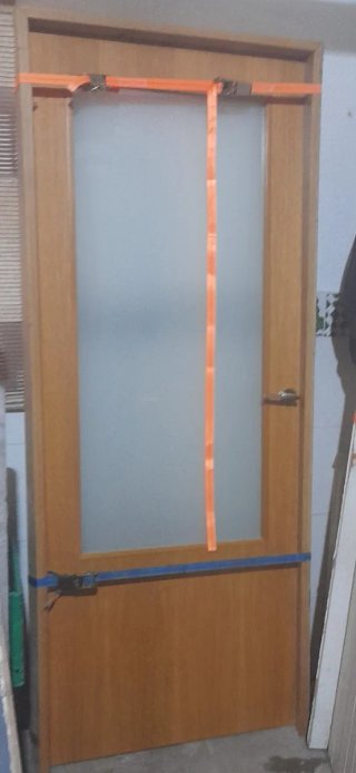 Puerta de madera con marco manivela y cristal