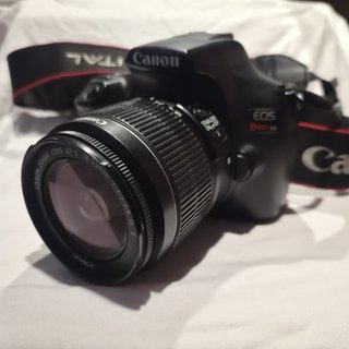 Camara canon eos rebel t6 o 1300D + dos baterias