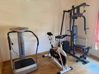 Plataforma Vibratoria. Máquina pesas y Bike
