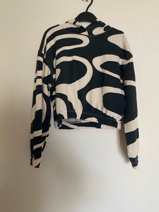 Felpa con cappuccio beige e nera