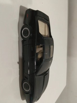Coche de juguete deportivo negro