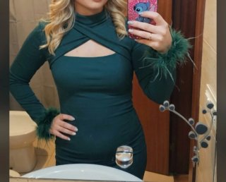 Vestido verde con plumas