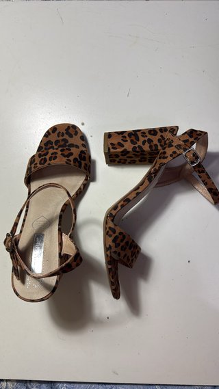 Sandalias de tacón leopardo Stradivarius