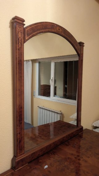 Cómoda de madera con espejo