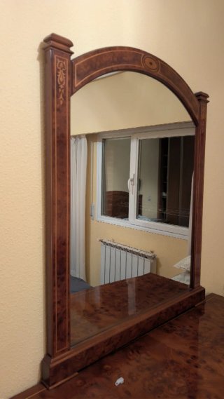 Cómoda de madera con espejo