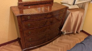 Cómoda de madera con espejo