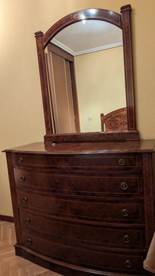 Cómoda de madera con espejo