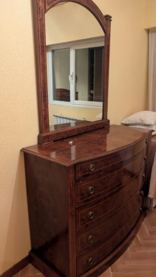 Cómoda de madera con espejo
