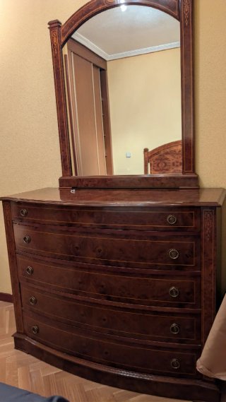 Cómoda de madera con espejo