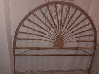 Cabecero de bambú y ratán, cama de 1,35.