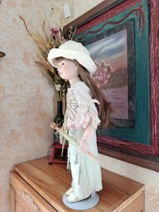 Muñeca de porcelana con sombrero