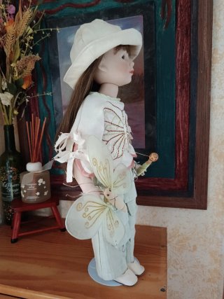 Muñeca de porcelana con sombrero
