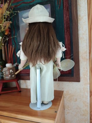 Muñeca de porcelana con sombrero