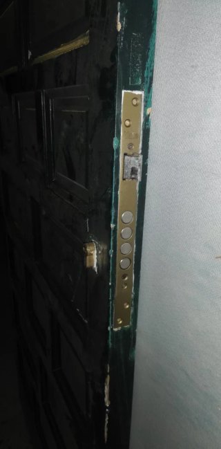 Puerta de Entrada con Mirilla