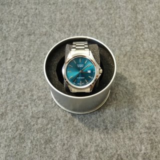 Reloj Casio MTP Plateado y dial Azul aqua