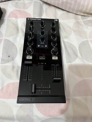 Controlador DJ Traktor Kontrol Z1 MK1