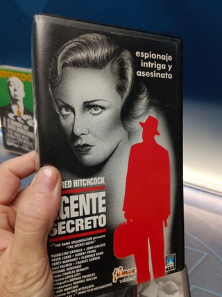 7 cintas VHS, del maestro del suspense Alfred Hitchcock