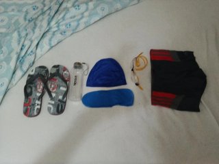 Set Natación: Gafas, Gorro, Chanclas, Botella