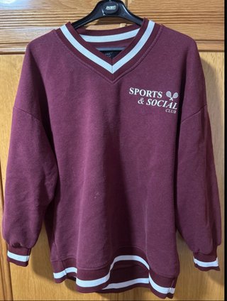 Sudadera granate con cuello en V